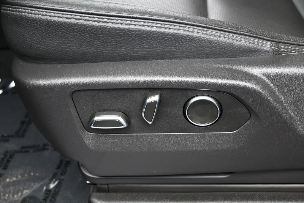 2025 GMC Yukon Denali - Photo 11