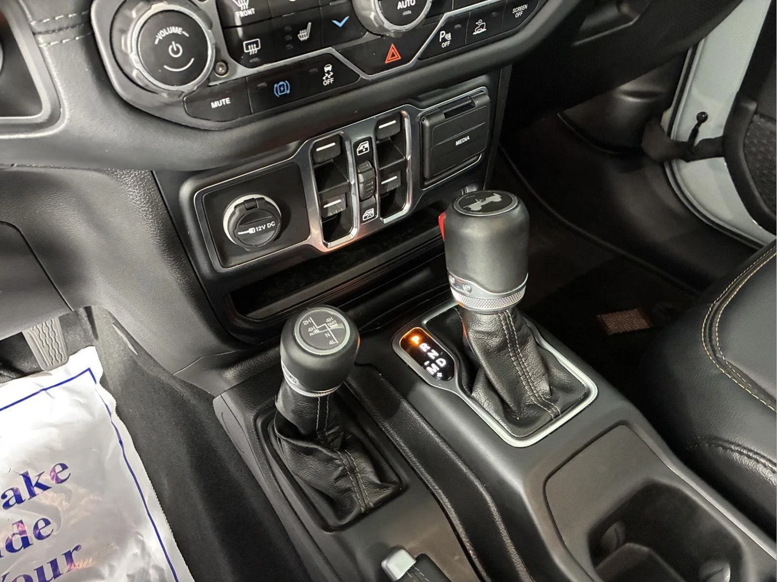 Used 2024 Earl Clearcoat Jeep Sahara image 40