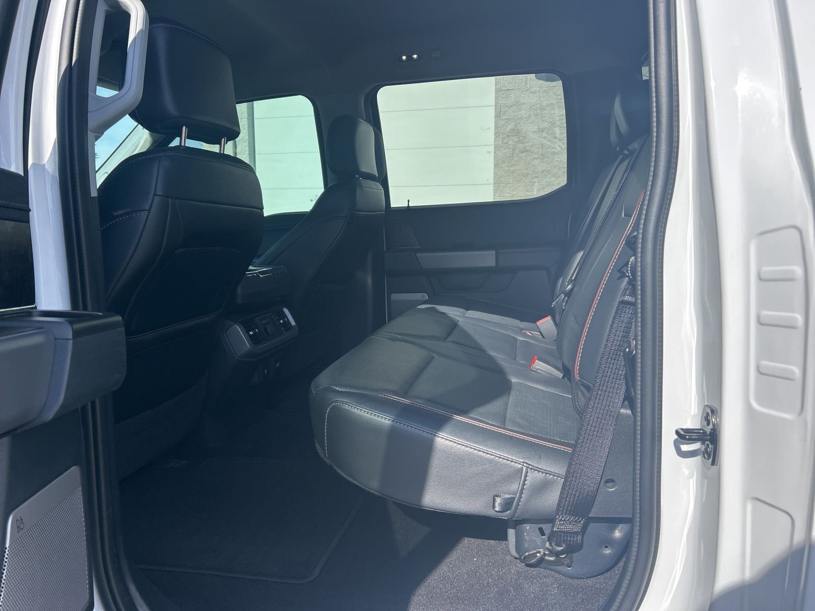 Used 2023  Ford Lariat image 7