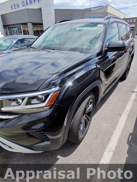 Used 2022 Deep Black Pearl Effect Volkswagen 3.6L V6 SE with Technology image 8