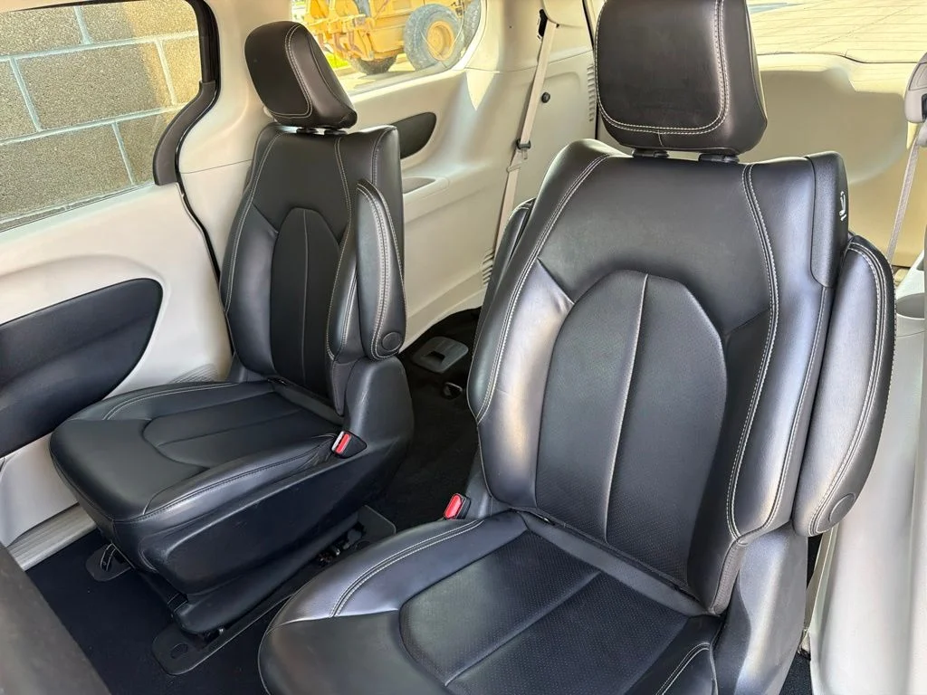 Used 2023 Black Chrysler Touring L image 10