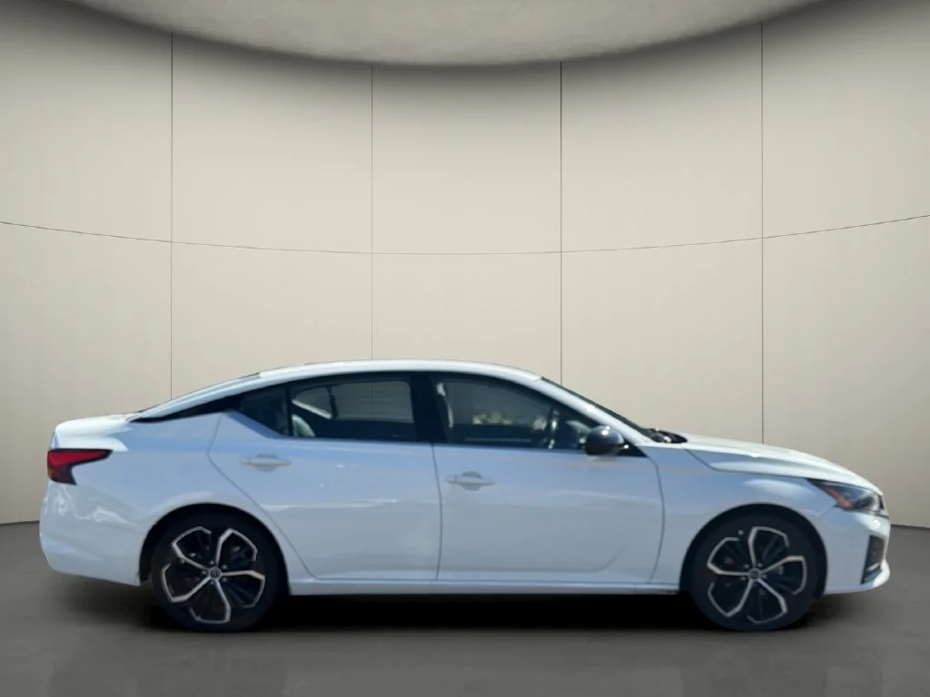 Used 2024 White Nissan 2.5 SR image 8