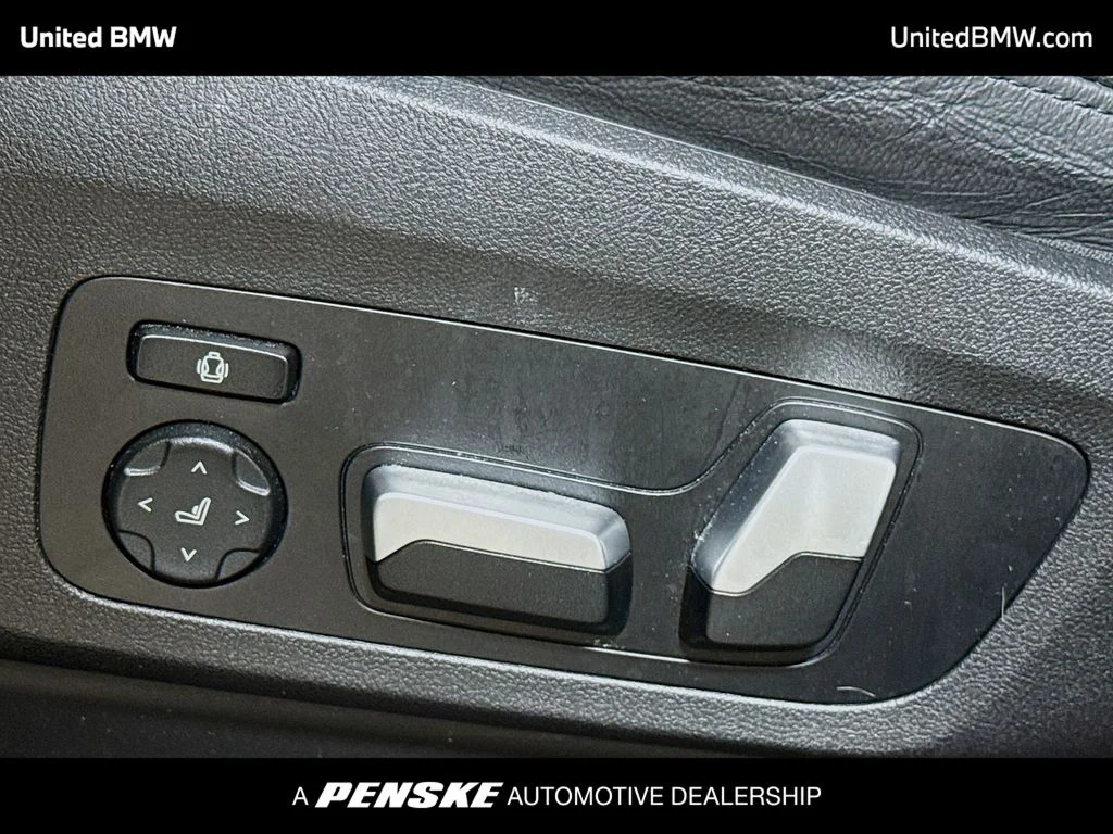 Used 2021 Glacier Silver Metallic BMW sDrive30i image 4