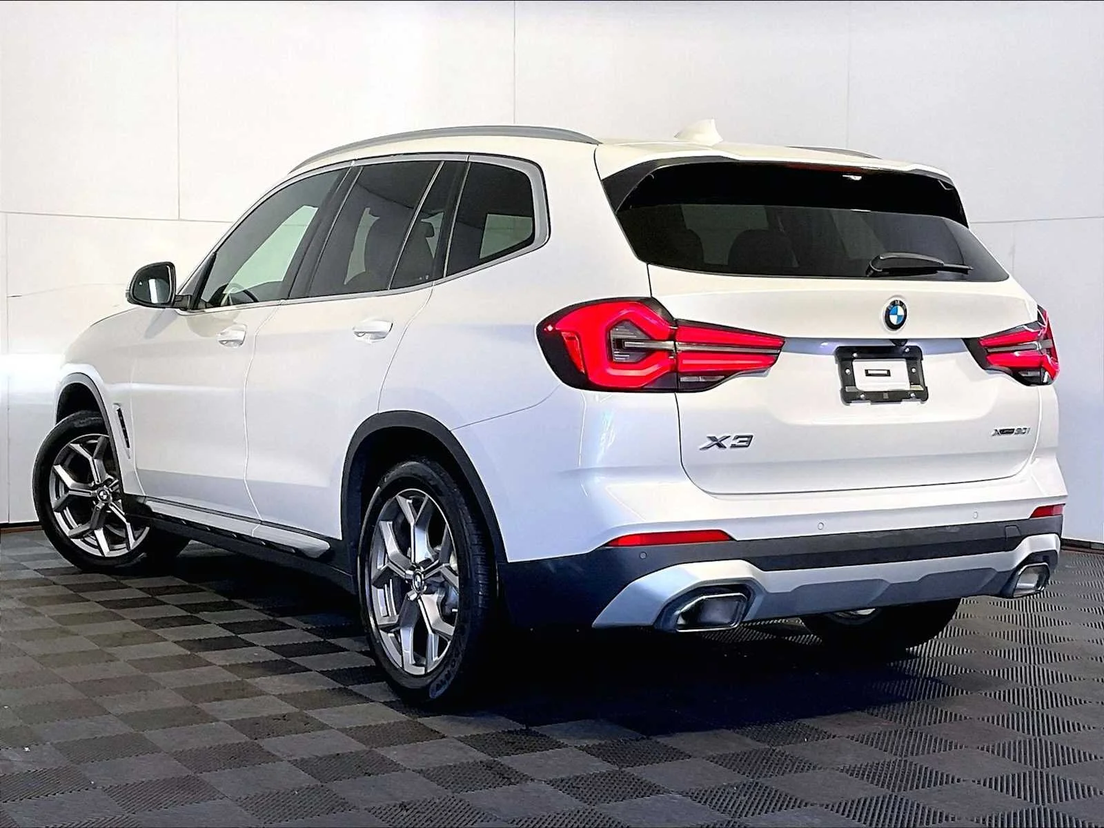 Used 2023 Mineral White Metallic BMW xDrive30i image 3