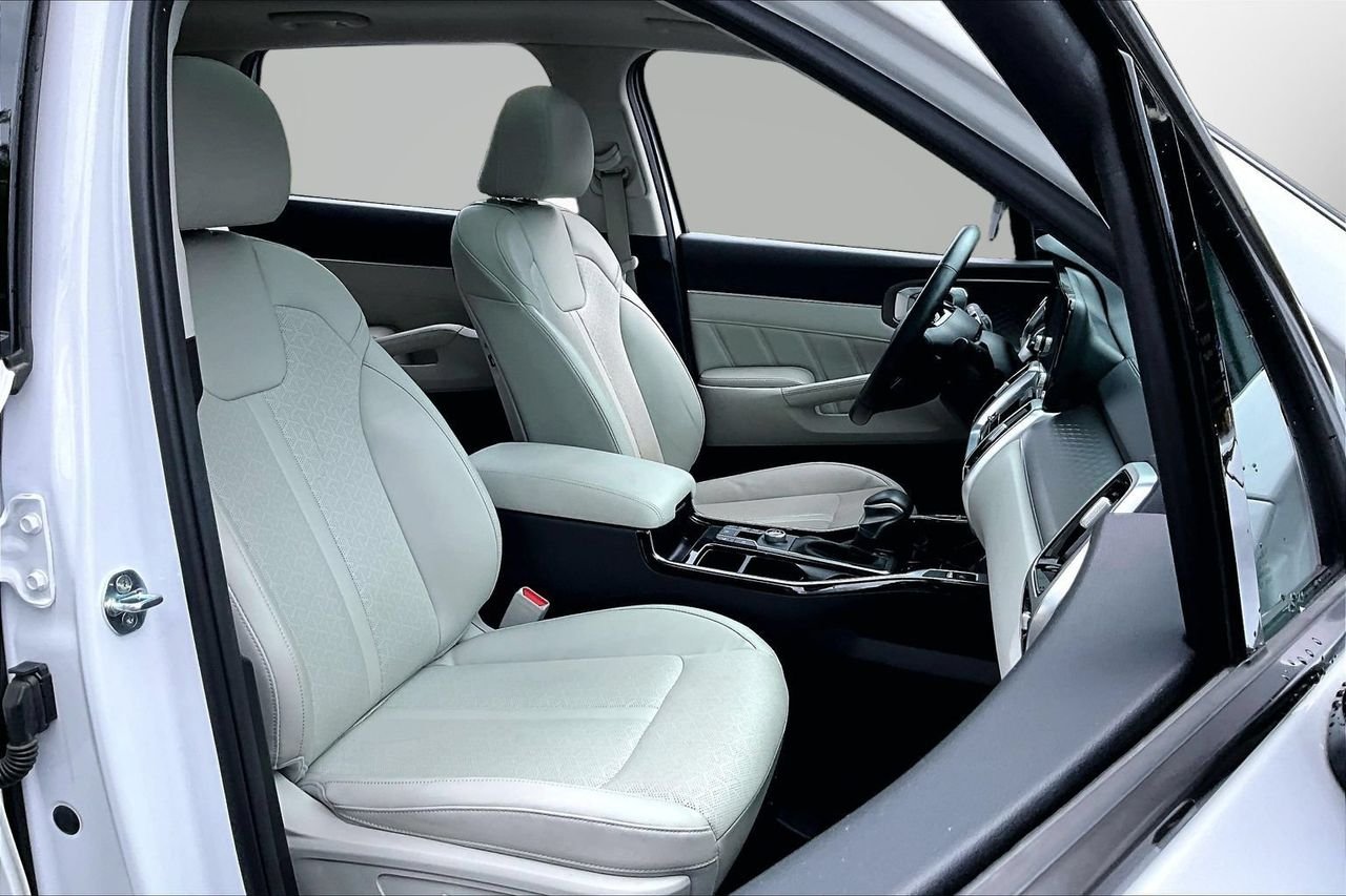 Used 2022 White Kia SX image 23