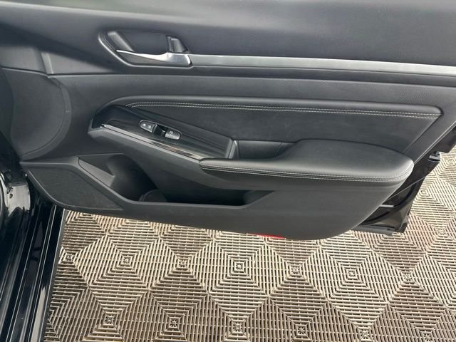 Used 2020 Black Nissan 2.5 SL image 19