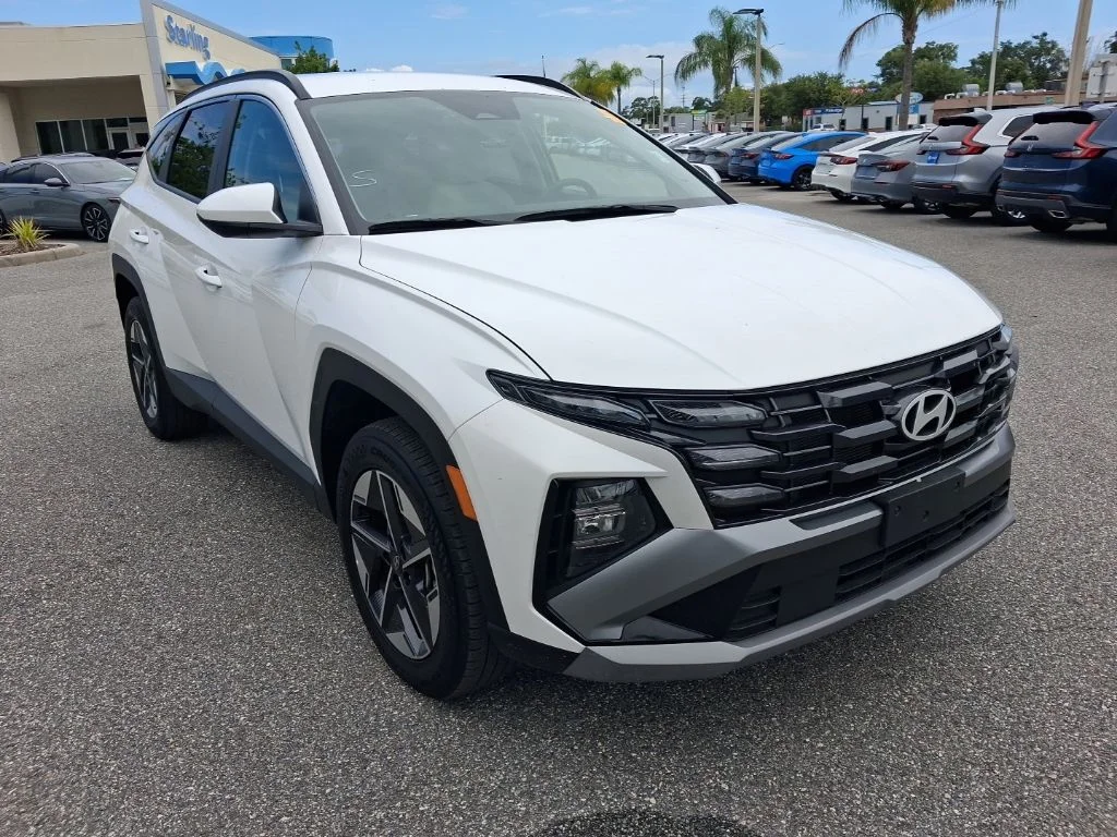 Used 2025 White Hyundai SEL image 3