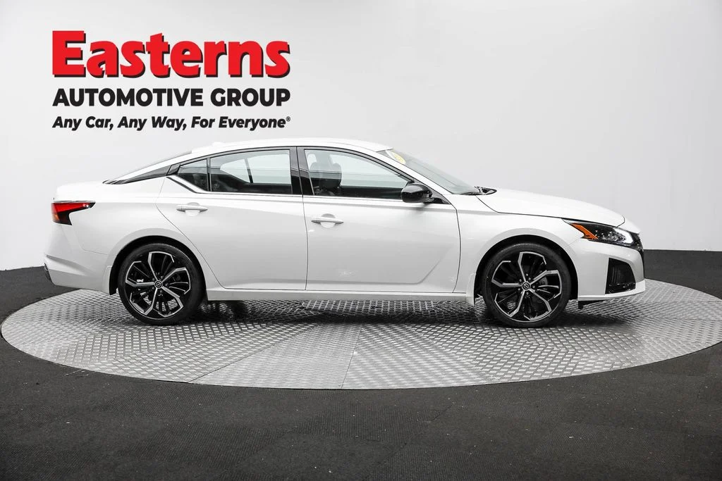 Used 2023 White Nissan 2.5 SR image 4