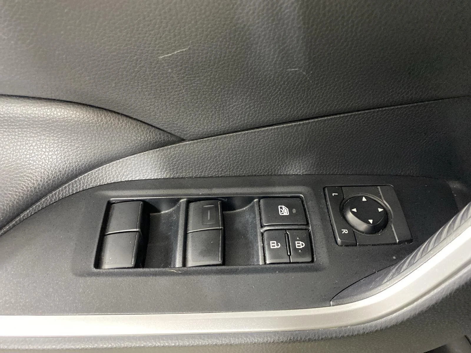 Used 2019 Gy Toyota LE image 11
