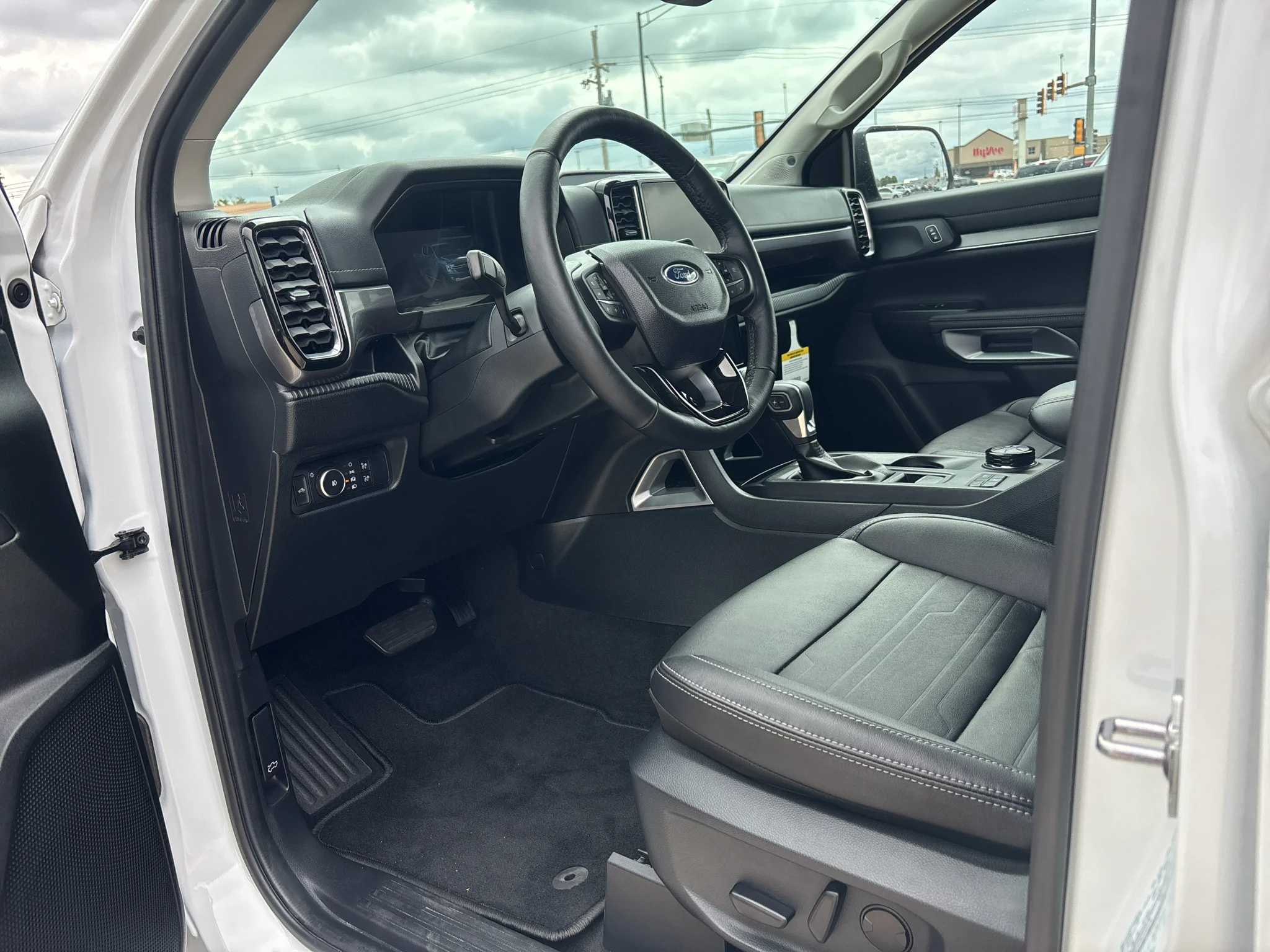 Used 2025 Oxford White Ford LARIAT image 10