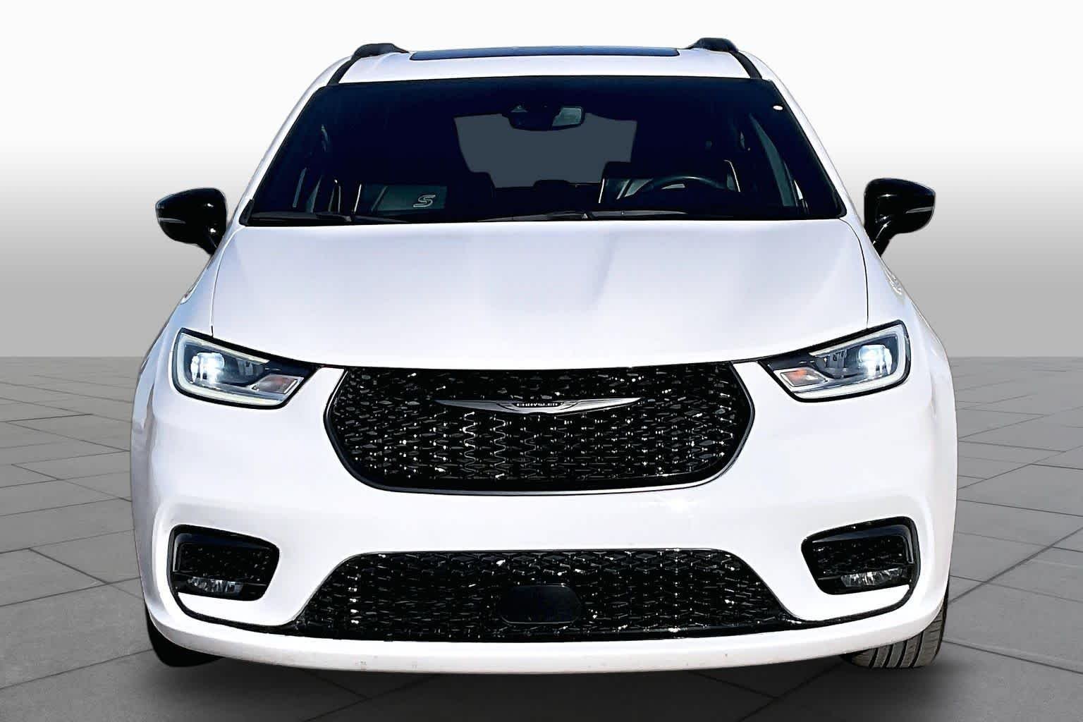 Used 2025 Bright White Clearcoat Chrysler Limited image 4