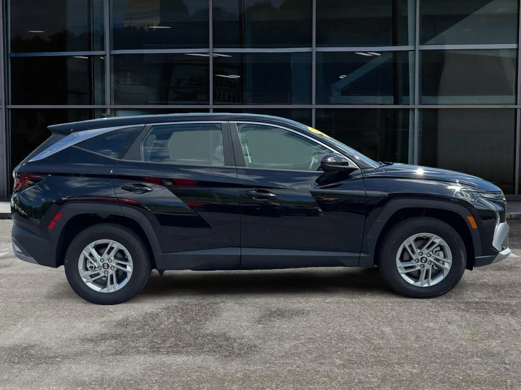 Used 2025 Phantom Black Hyundai SE image 4