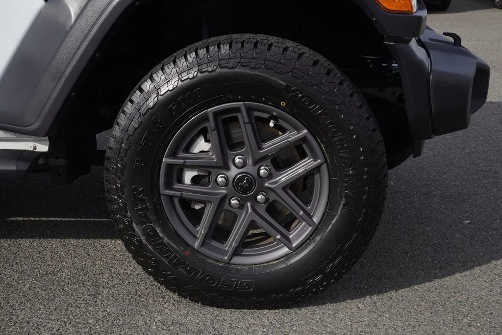 Used 2025 White Jeep Sport S image 9