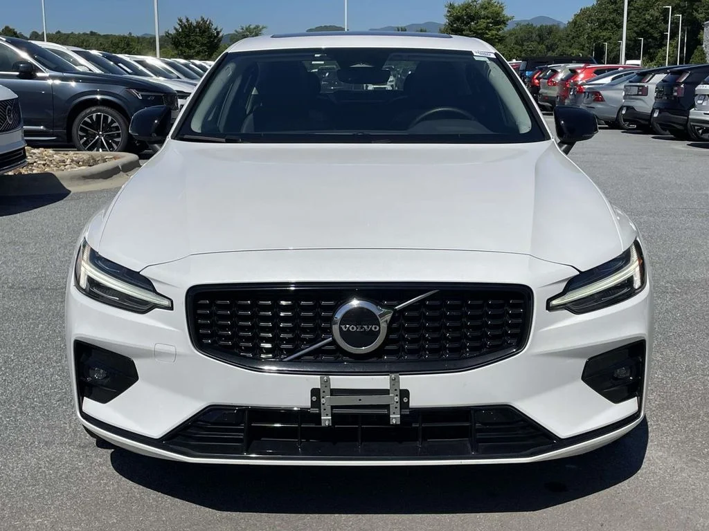 Used 2024 Crystal White Metallic Volvo Core Dark Theme image 22