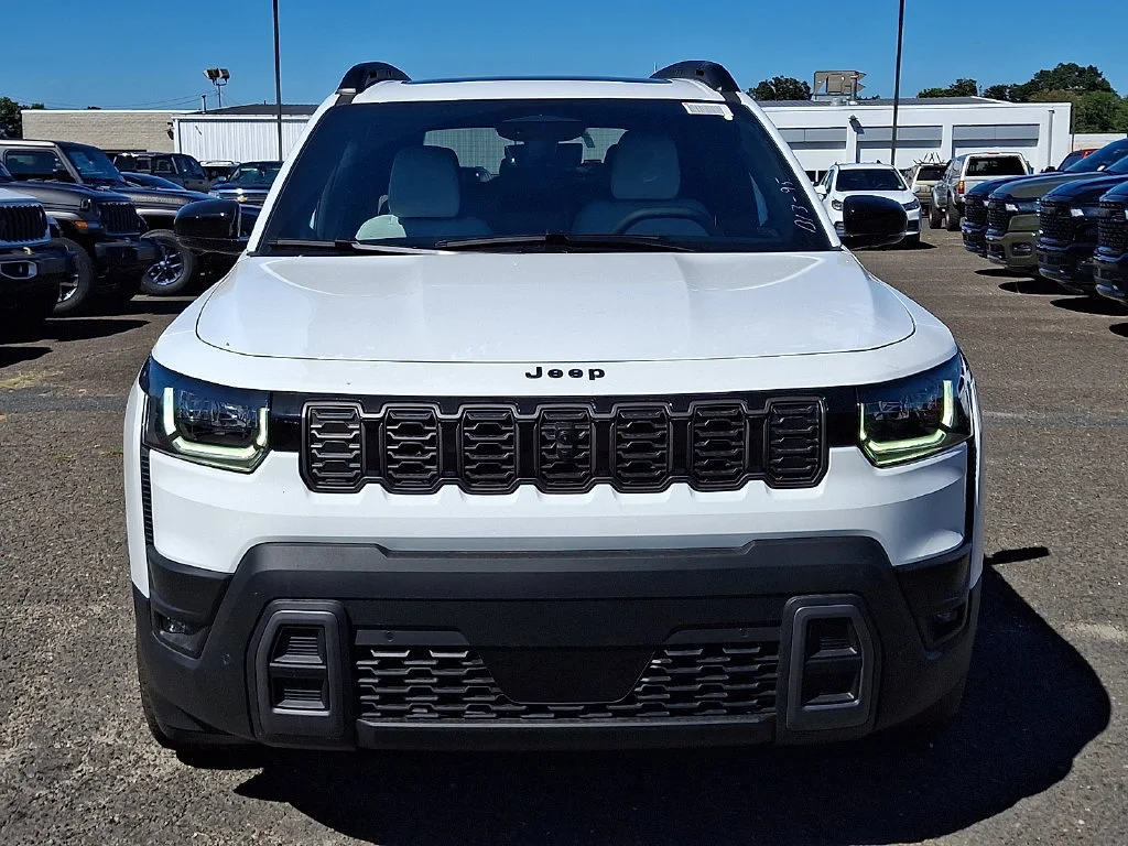 New 2026 Bright White Clear-Coat Exterior Paint Jeep Overland image 2