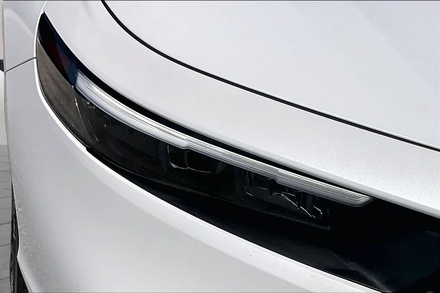 Used 2024 Platinum White Pearl Honda EX image 27