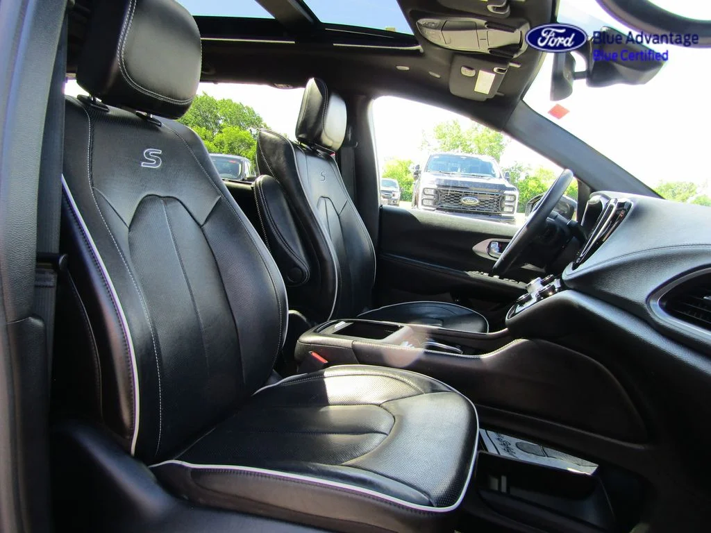 Certified Used 2022 Brilliant Black Crystal Pearlcoat Chrysler Limited image 28