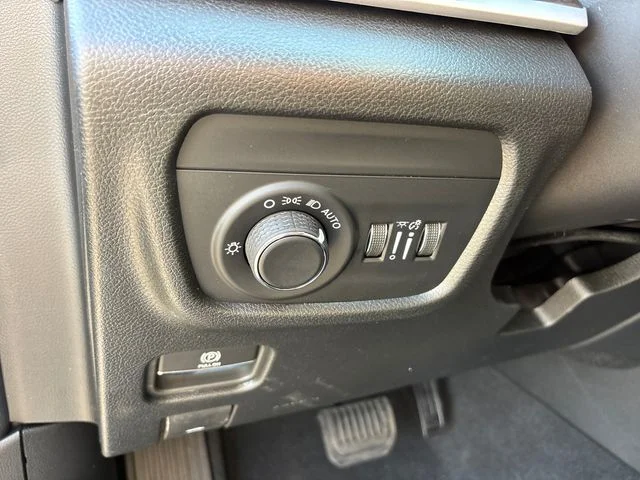 New 2026 Silver Zynith Exterior Paint Jeep Altitude image 16