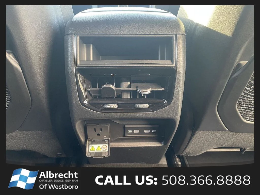 New 2026 Bright White Clear-Coat Exterior Paint Jeep Altitude image 19