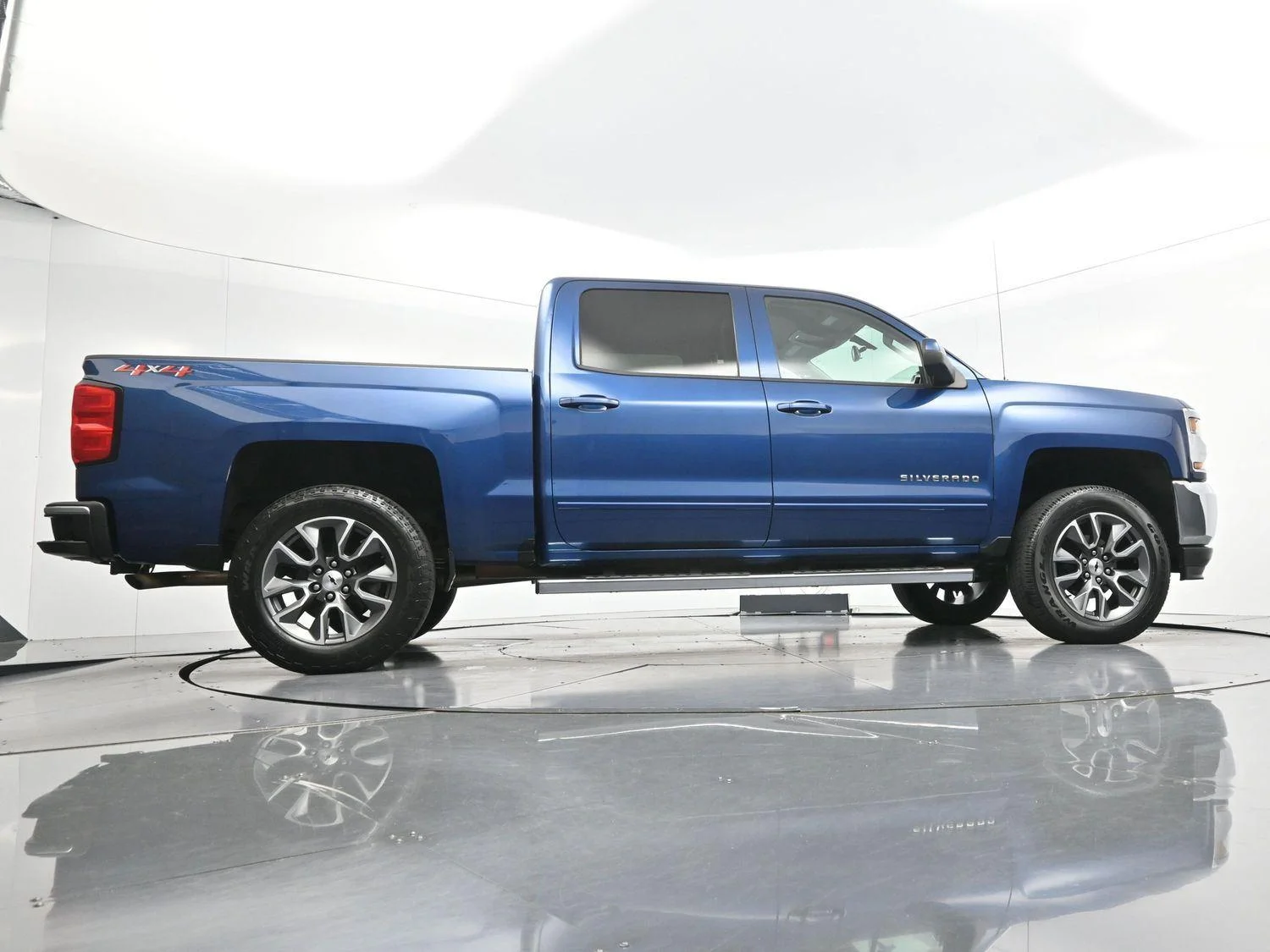 Used 2018 Deep Ocean Blue Metallic Chevrolet LT image 51