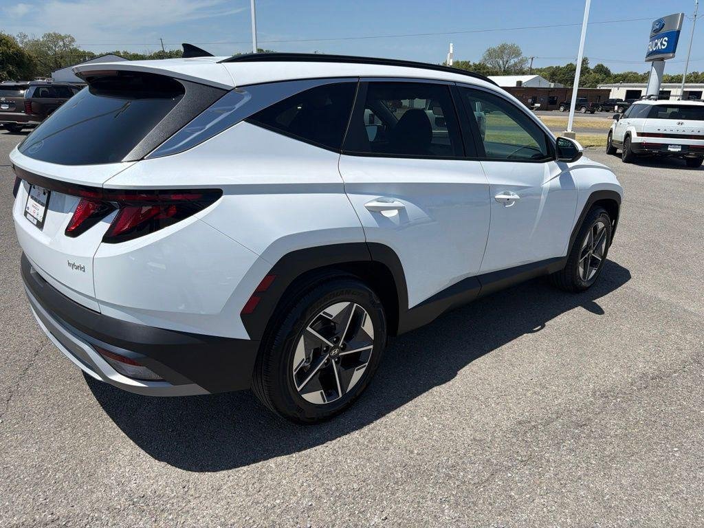 New 2026 White Hyundai SEL FWD image 3