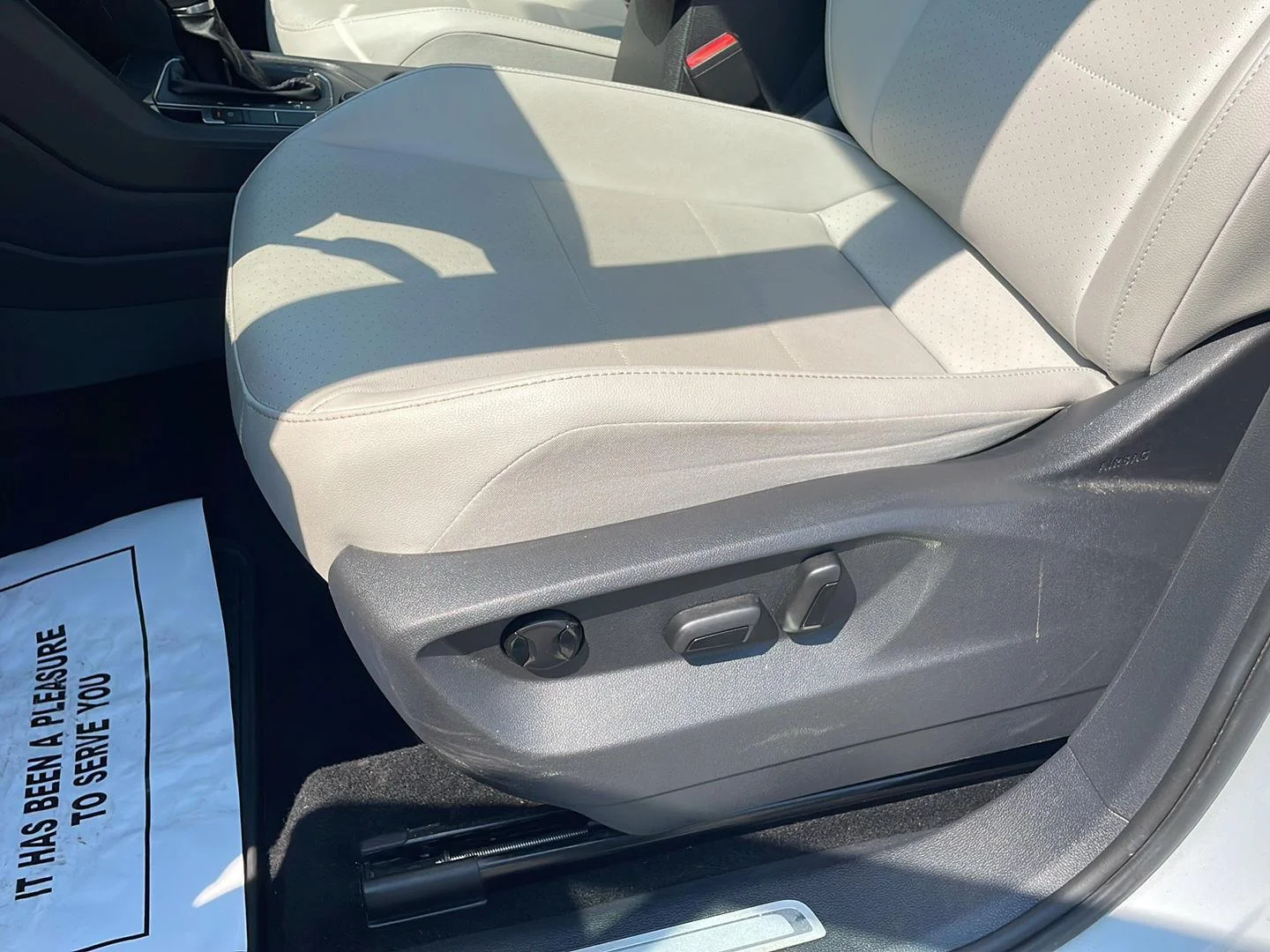 Used 2019 White Silver Metallic Volkswagen SEL image 22