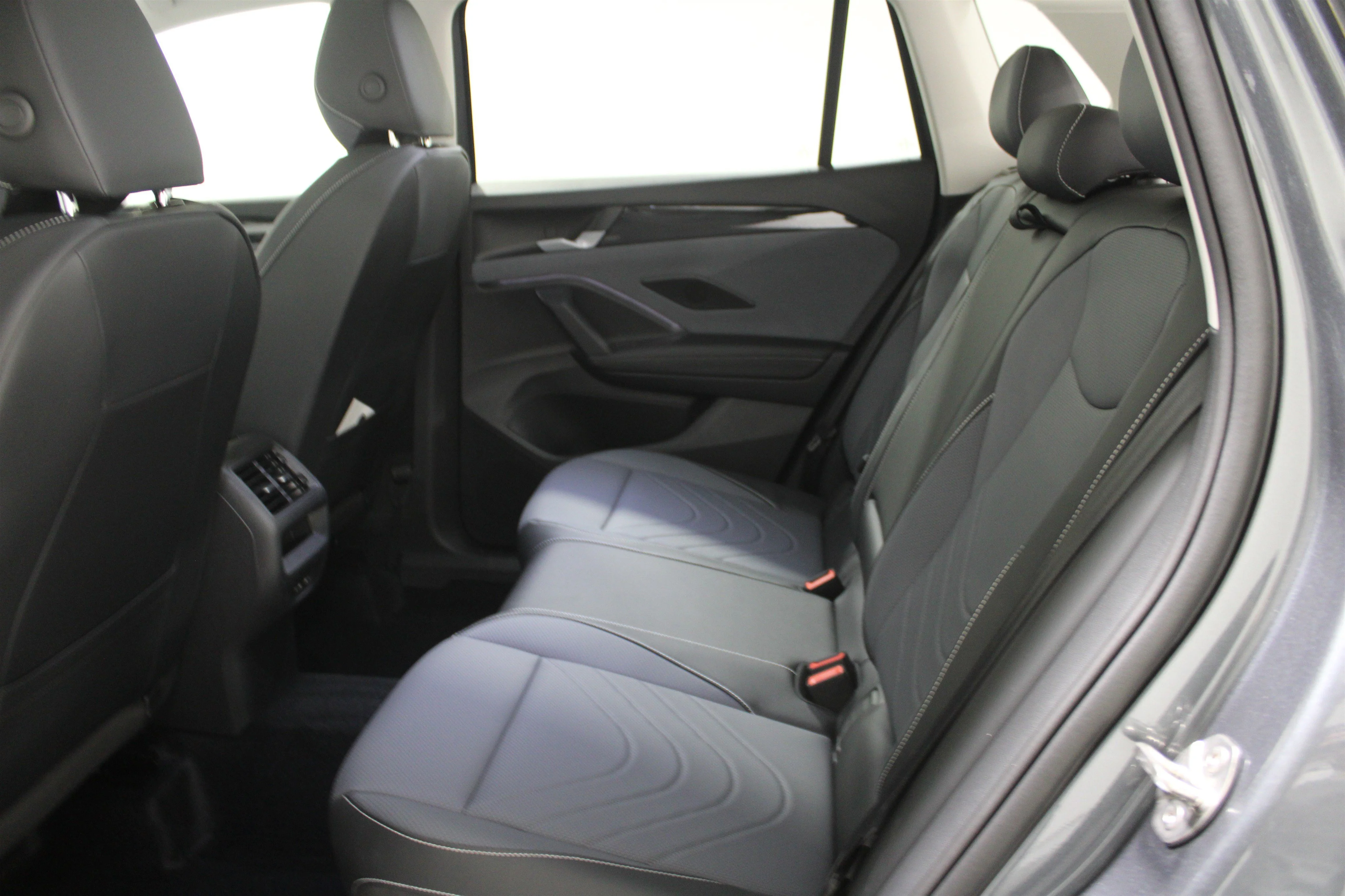 New 2026 Platinum Gray Metallic Volkswagen SE image 19