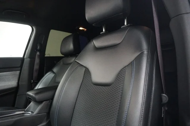 Used 2025 Diamond Black Crystal Pearlcoat Jeep Latitude image 19