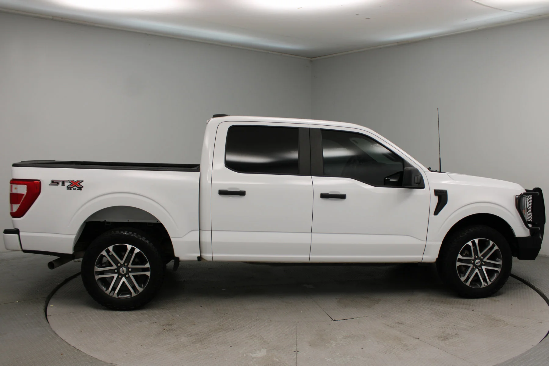 Used 2023 OXFORD WHITE Ford xl 4WD SUPERCREW 5.5