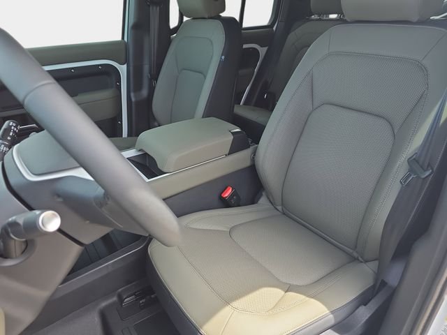 Used 2026 White Land Rover X-Dynamic SE image 12