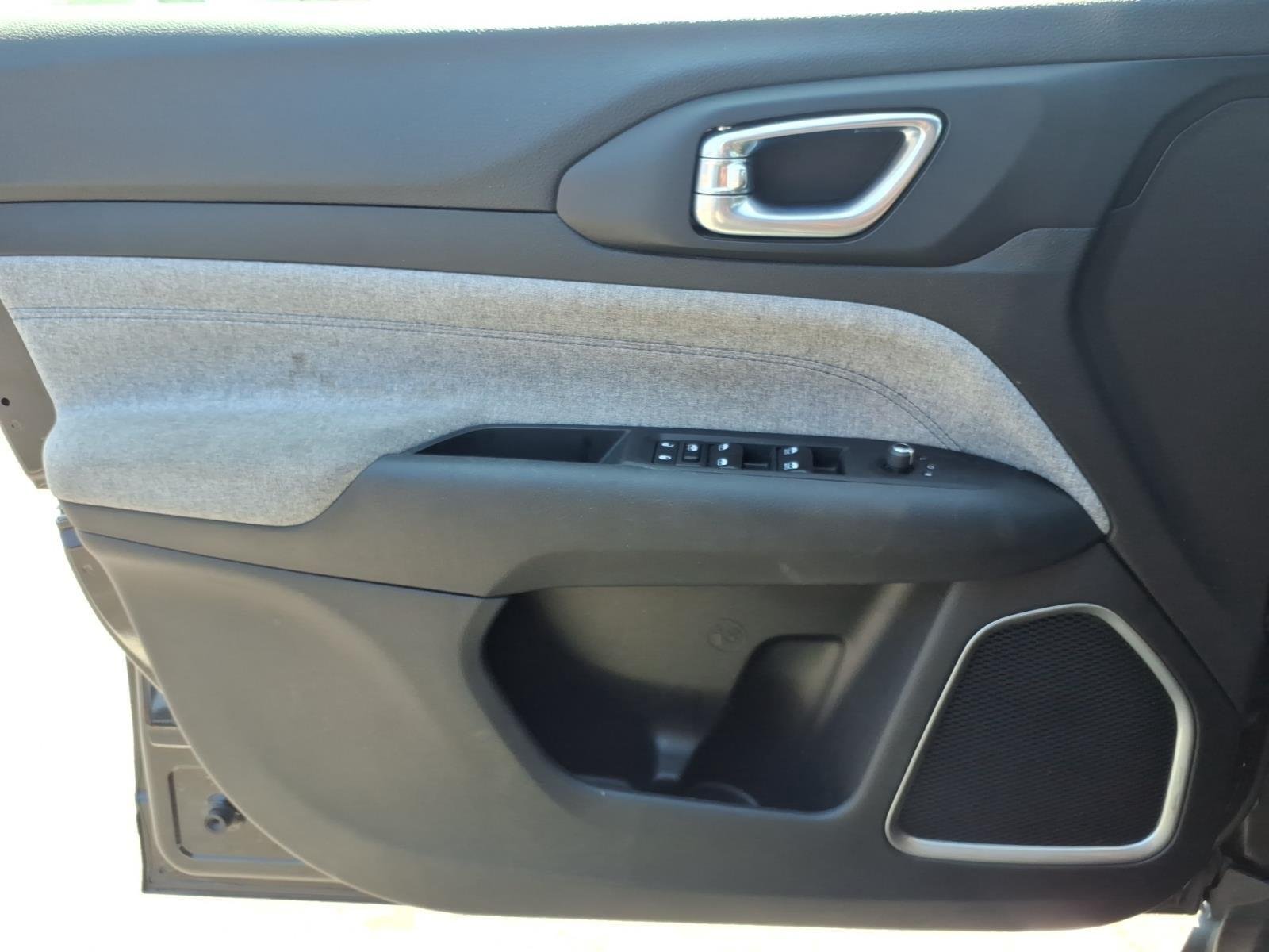 Used 2024 Diamond Black Crystal Pearlcoat Jeep Latitude image 28