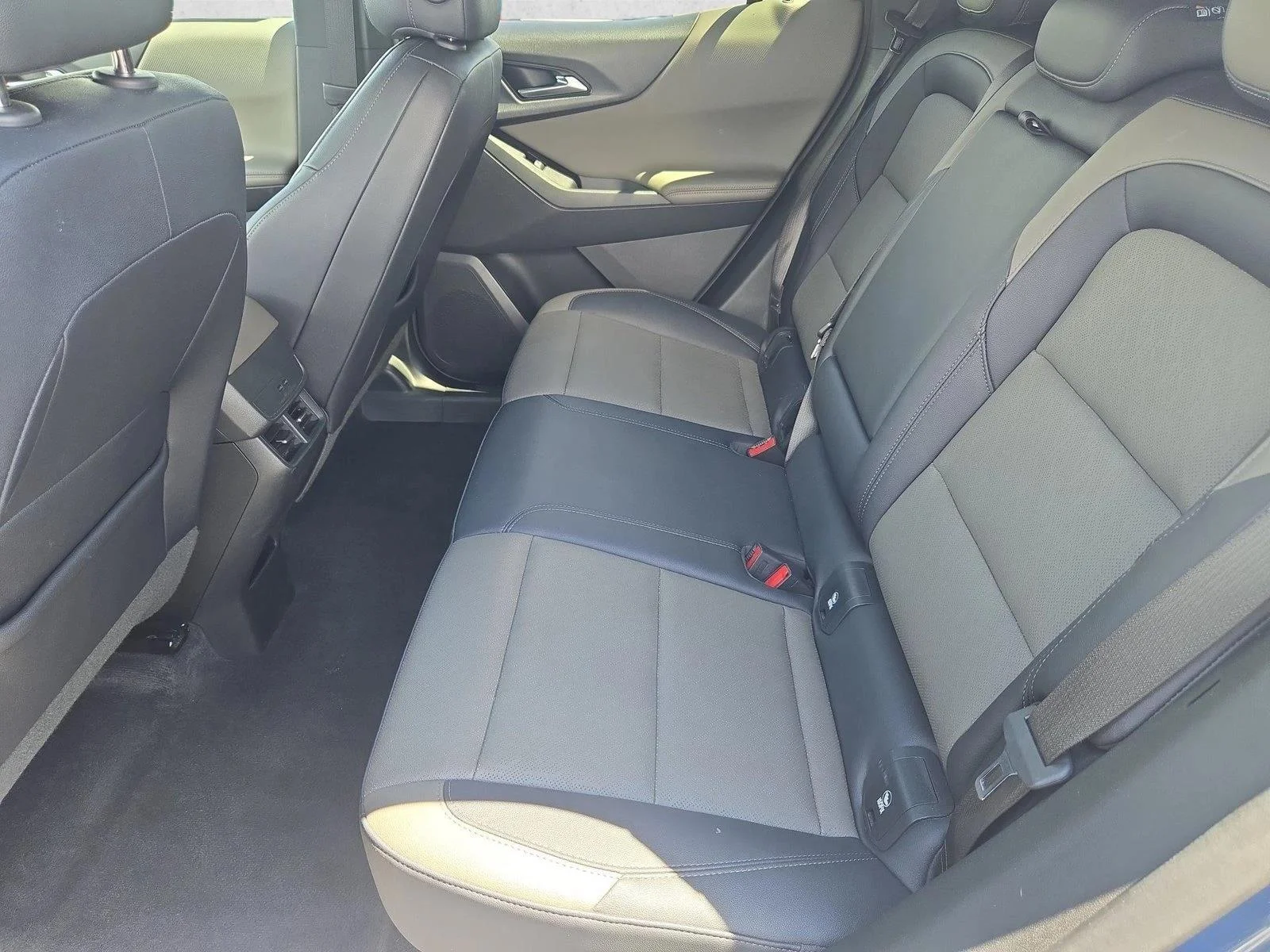 Used 2025 Lakeshore Blue Metallic Chevrolet FWD LT image 19