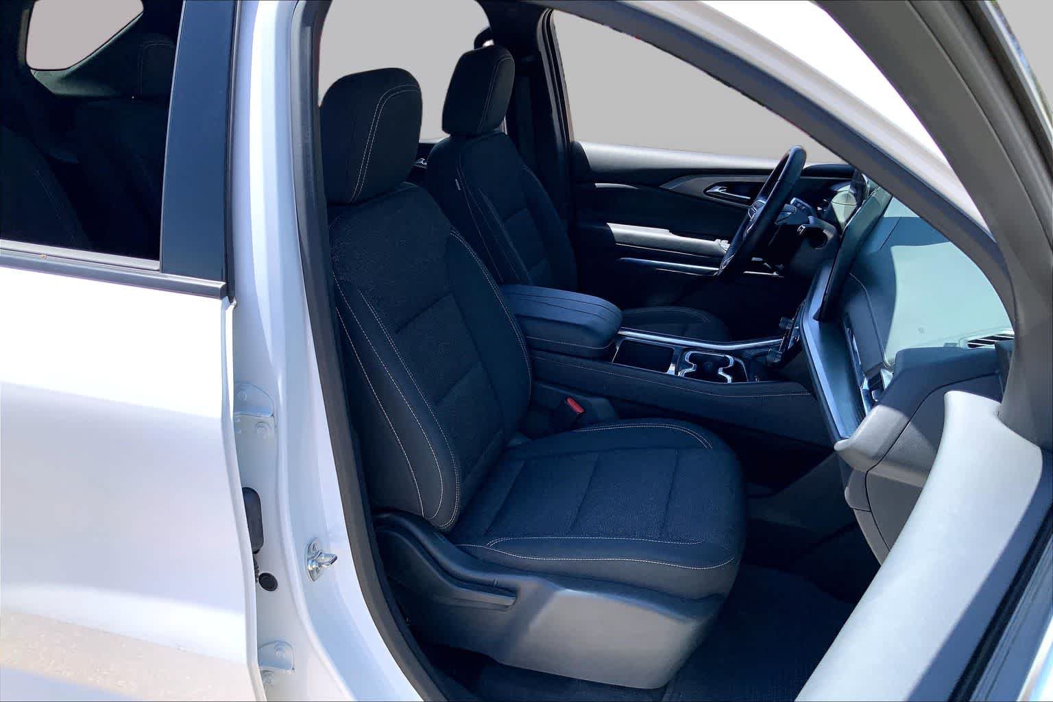 Used 2025 Summit White Chevrolet FWD LT image 9