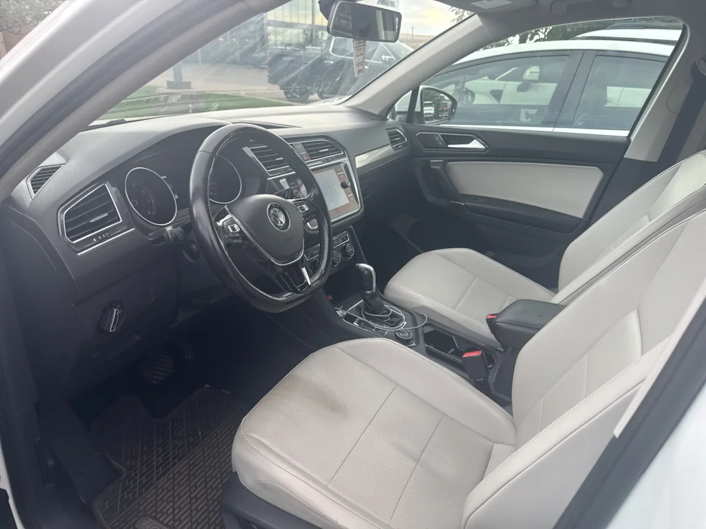 Used 2018 Platinum Gray Metallic Volkswagen SE image 2