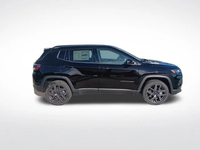 New 2026 Diamond Black Crystal Pearl-Coat Exterior Paint Jeep Latitude image 6