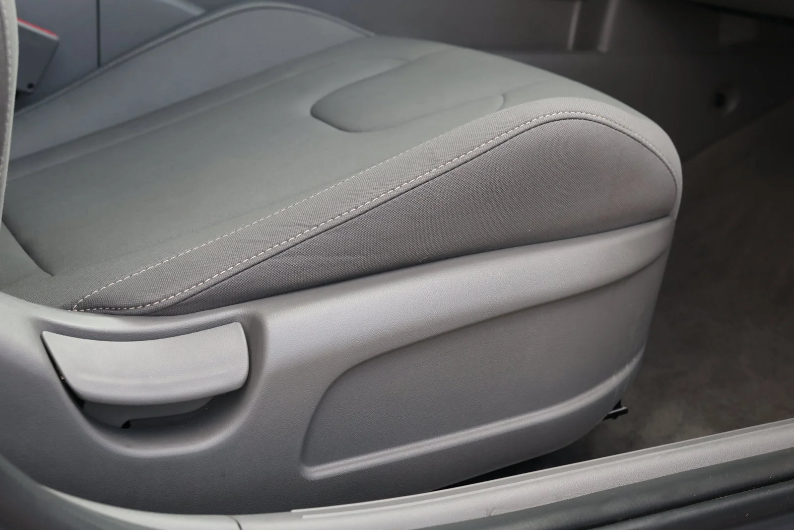 Used 2025 Silver Hyundai SEL Convenience image 33