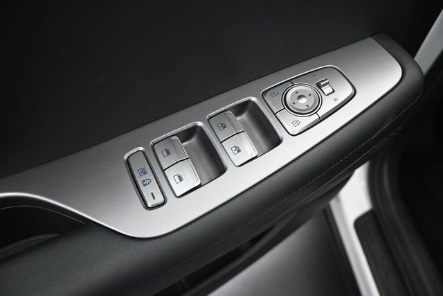 Used 2025 White Hyundai SEL image 13
