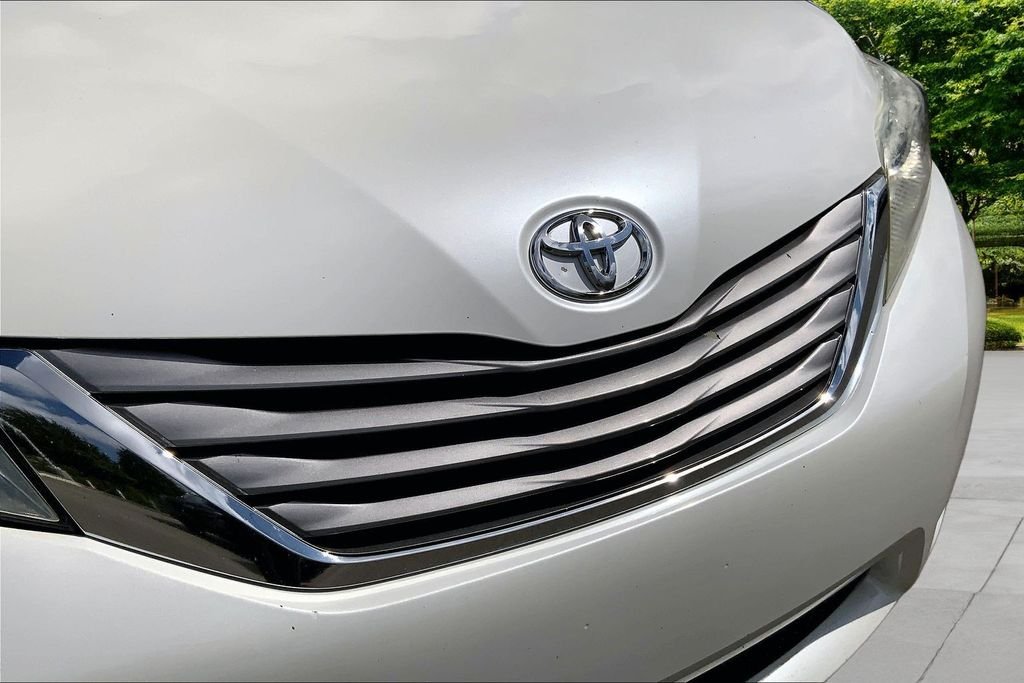 Used 2015 White Toyota XLE Premium image 33