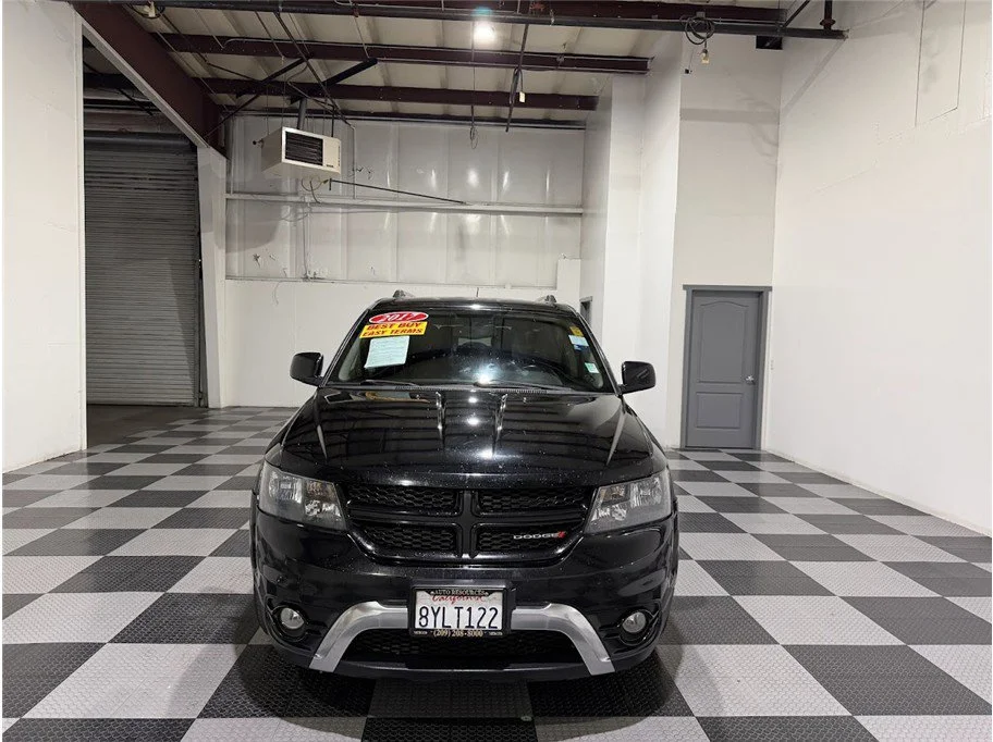 Used 2017 Pitch Black Clearcoat Dodge Crossroad Plus image 2