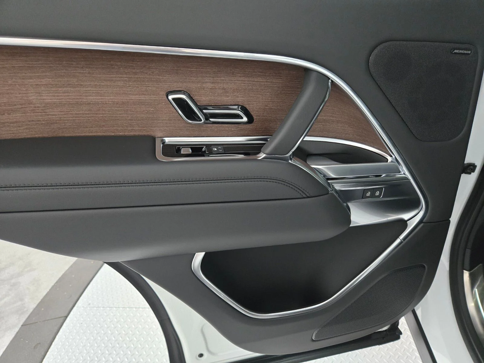 New 2026 Fuji White Land Rover SE image 21