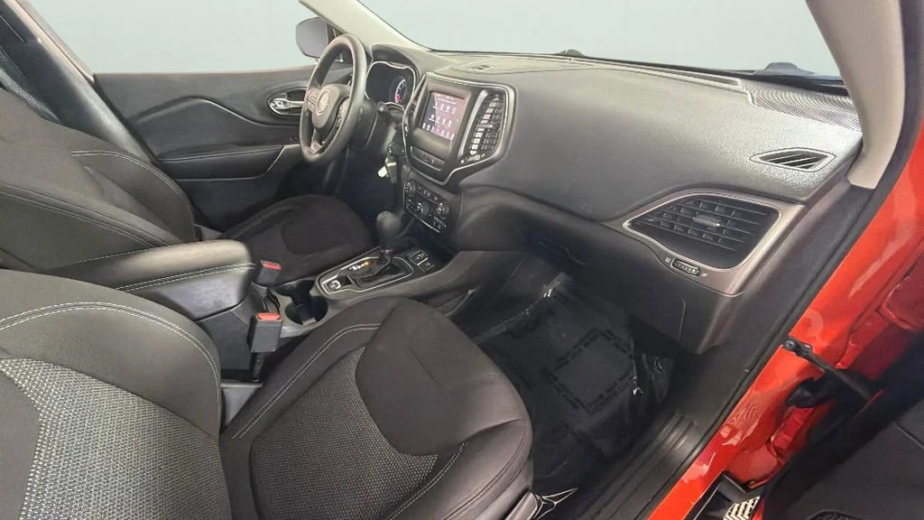 Used 2021 Orange Jeep Latitude FWD image 33