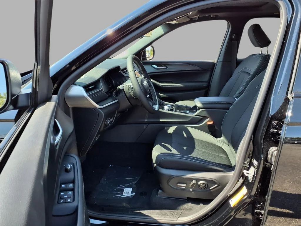 New 2027 High-Gloss Black Paint Jeep Laredo X image 20