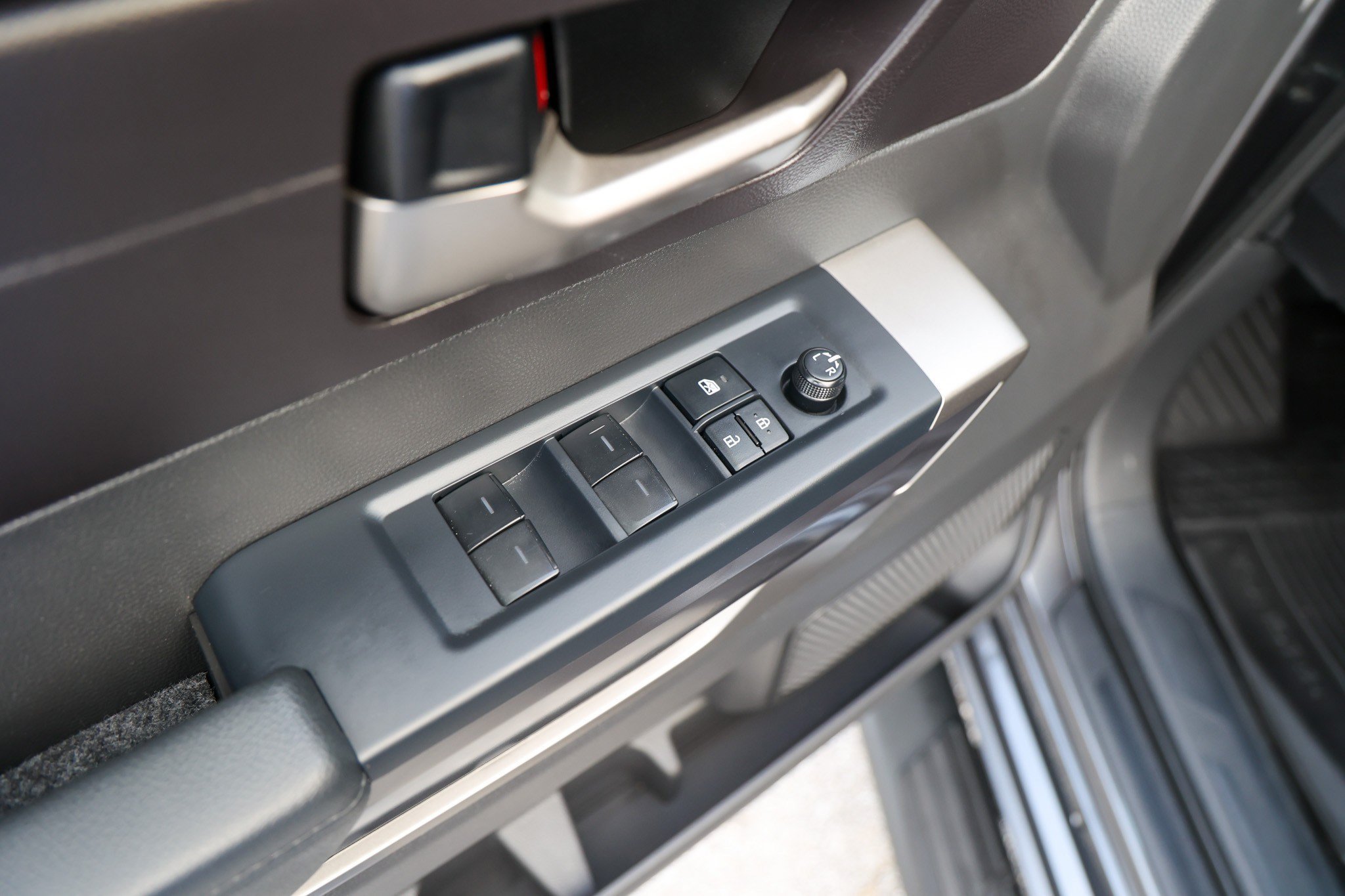 Used 2025 MAGNETIC GRAY MET Toyota SR5 image 31
