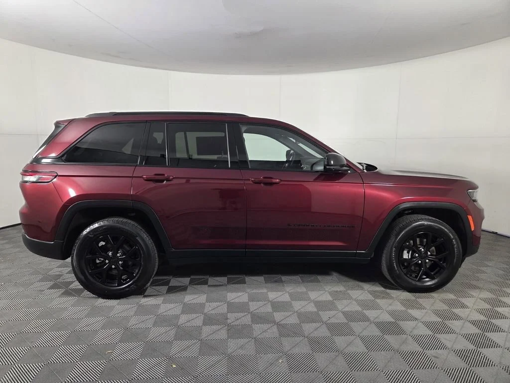 Certified Used 2025 Velvet Red Pearlcoat Jeep Altitude image 4