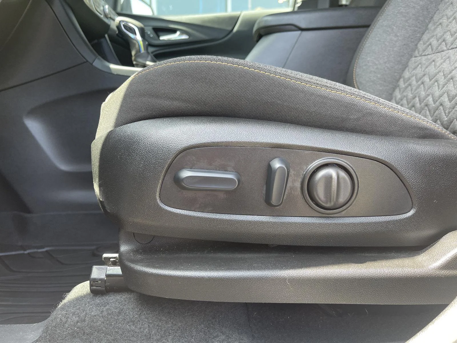 Used 2024 Summit White Chevrolet LT image 15