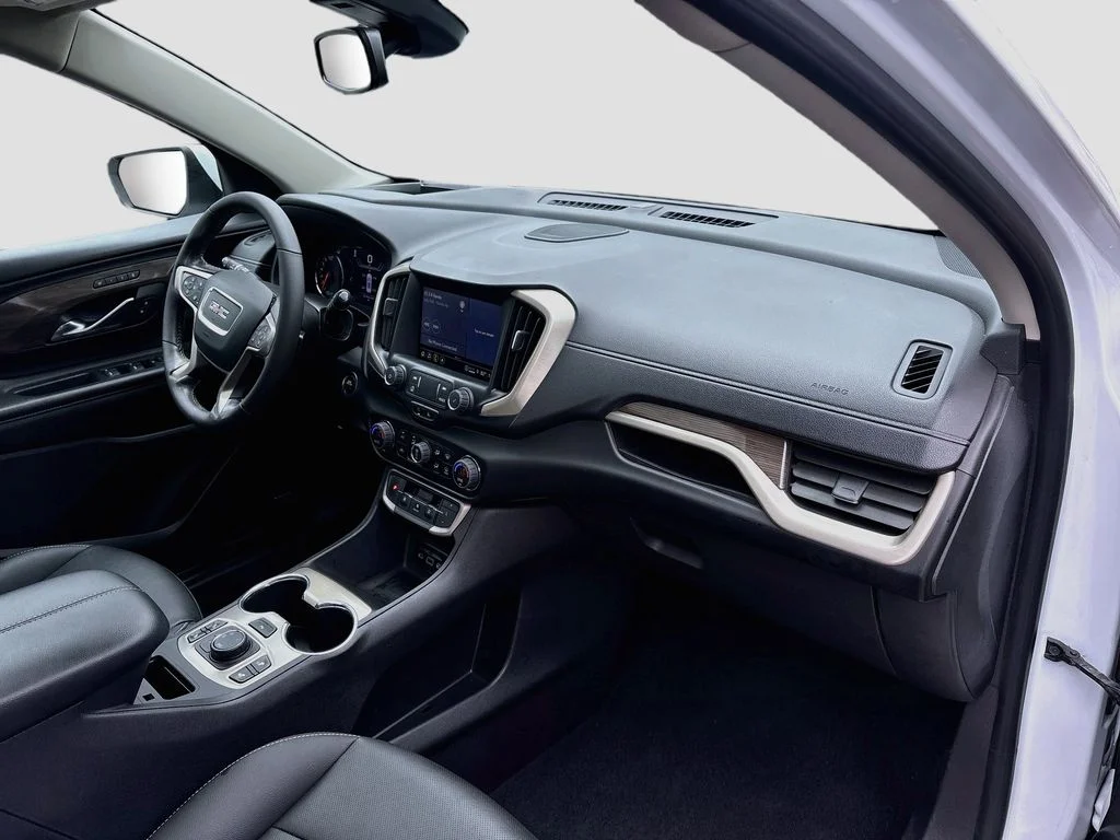 Used 2022 White GMC Denali image 32