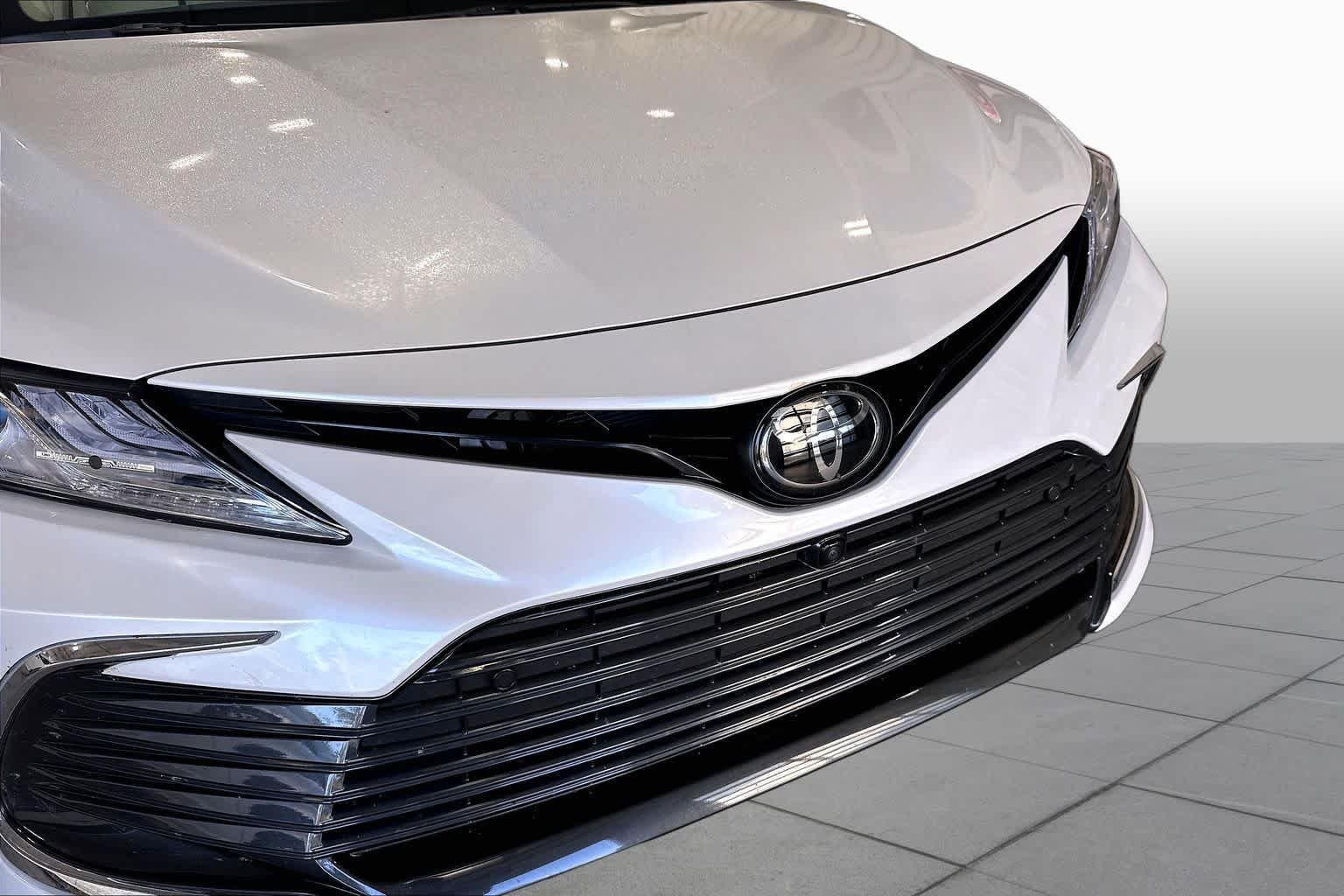 Used 2023 Wind Chill Pearl Toyota XLE V6 image 32