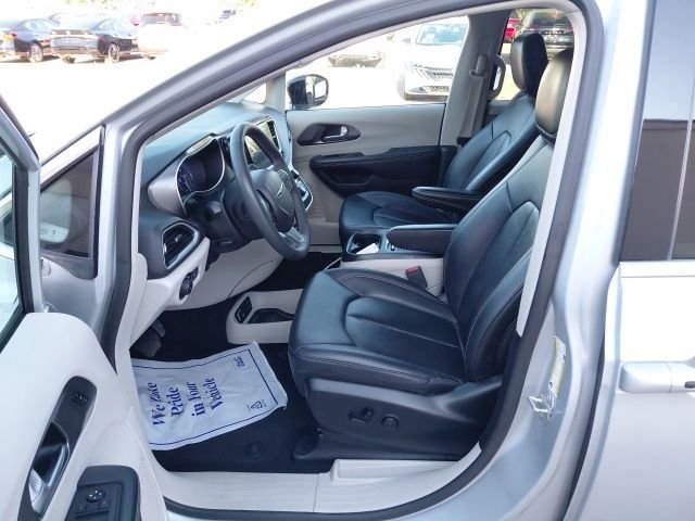 Used 2024 Silver Mist Clearcoat Chrysler Touring L image 22