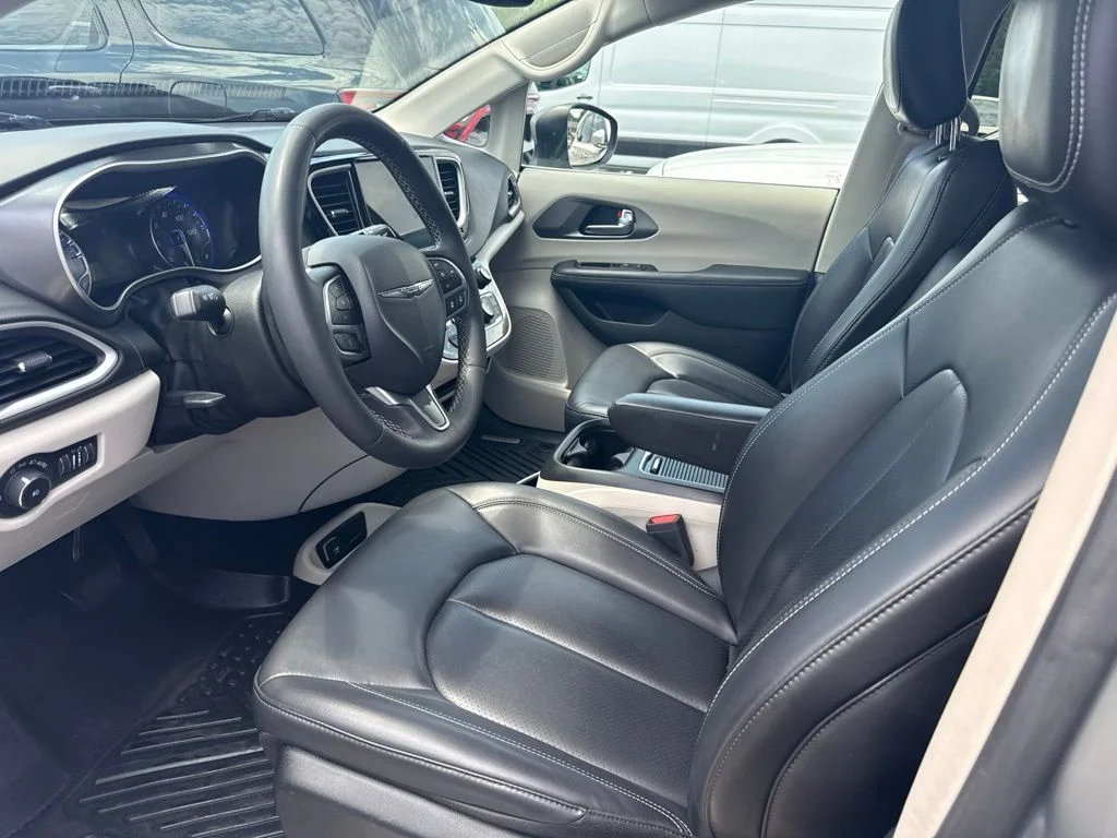 Used 2023 White Chrysler Touring L image 3