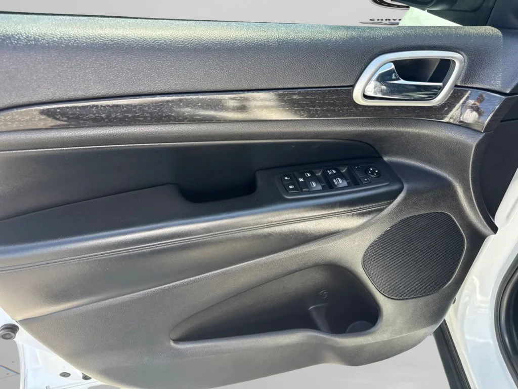 Used 2018 Bright White Clearcoat Jeep Laredo E image 21